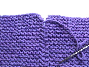 How to sew knitting pieces together and obtain a flat seam