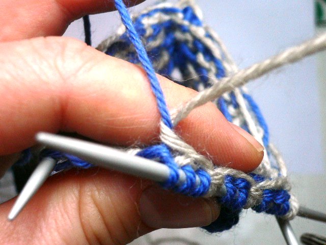 How to Hold the Yarn When Knitting 